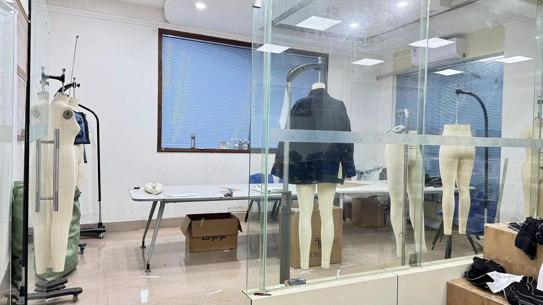 Guangdong Shunde Leka Clothing Design Co., Ltd linea di produzione in fabbrica