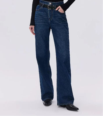Pantaloni in jeans con la vita alta e le gambe rette.