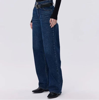 Pantaloni in jeans con la vita alta e le gambe rette.