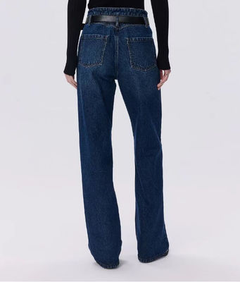 Pantaloni in jeans con la vita alta e le gambe rette.