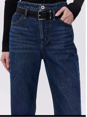Pantaloni in jeans con la vita alta e le gambe rette.