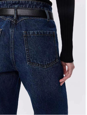 Pantaloni in jeans con la vita alta e le gambe rette.