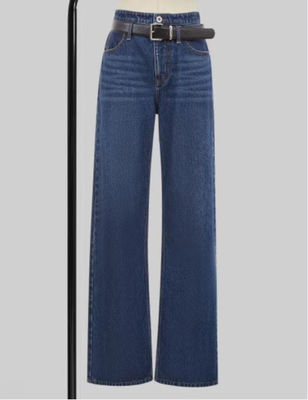 Pantaloni in jeans con la vita alta e le gambe rette.
