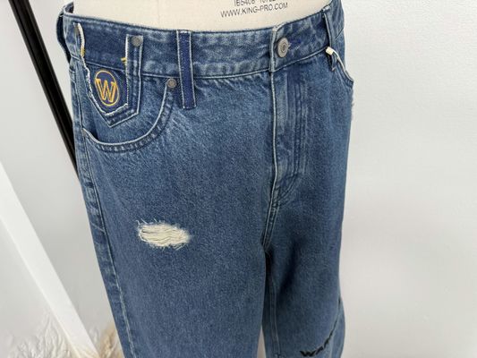 Bottom originale in denim ricamato ad alta precisione per un design unico