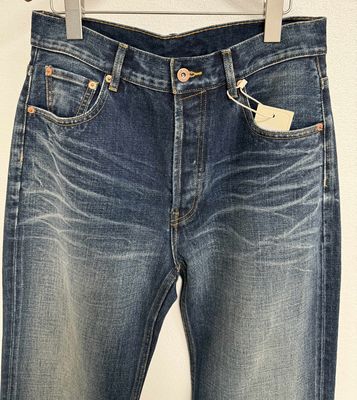 Tazza media alta taglio denim fondo per un' adattazione universalmente lusinghiera