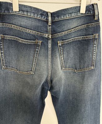Tazza media alta taglio denim fondo per un' adattazione universalmente lusinghiera