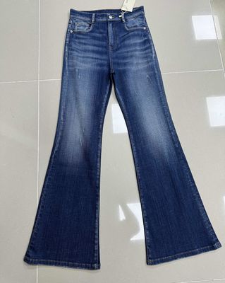 Bottom in denim di design esclusivo su misura per linee sottili e affilate