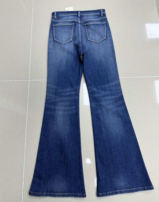 Bottom in denim di design esclusivo su misura per linee sottili e affilate