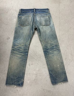 Bottom denim leggero lavato con pesante stress per un look vintage robusto