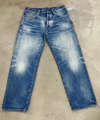 Finitura leggera lavaggio denim fondo con sottile sbiadimento e baffi per un look classico