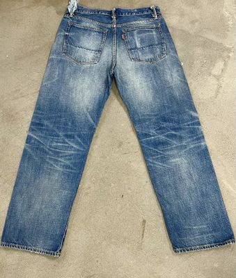 Finitura leggera lavaggio denim fondo con sottile sbiadimento e baffi per un look classico