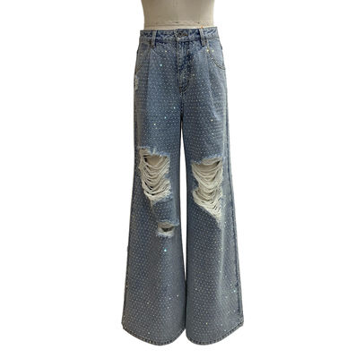 Bottom in denim con ornamenti in strass per un aspetto affascinante e accattivante