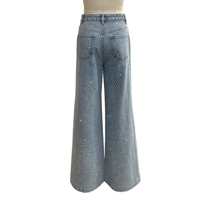 Bottom in denim con ornamenti in strass per un aspetto affascinante e accattivante
