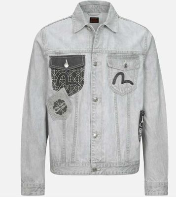 Giacca in denim grigio chiaro lavato per un look moderno e versatile
