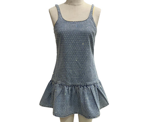 Giubbotta leggera in denim con ornamenti di strass luccicante
