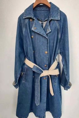Vestito in denim di tessuto delicato e morbido, jeans, vestito per una sensazione di comfort.