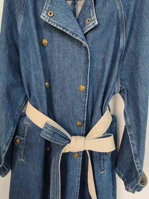 Vestito in denim di tessuto delicato e morbido, jeans, vestito per una sensazione di comfort.