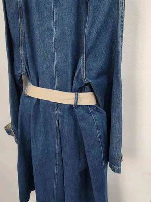 Vestito in denim di tessuto delicato e morbido, jeans, vestito per una sensazione di comfort.