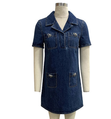 Abito in denim a manica corta e colletto a croce per uno stile pulito ma casual