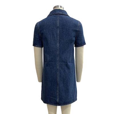 Abito in denim a manica corta e colletto a croce per uno stile pulito ma casual