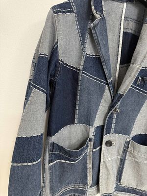 Blazer di denim con elementi di Jacquard per un look audace e elegante