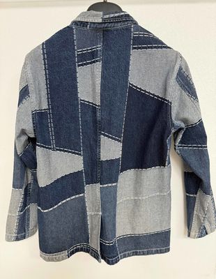 Blazer di denim con elementi di Jacquard per un look audace e elegante