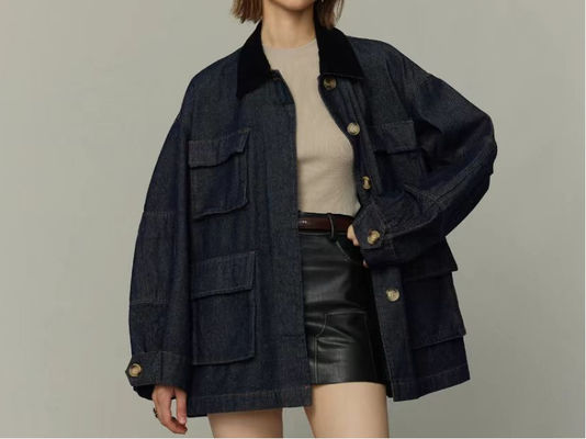 Un'abbigliamento in stile ragazzo per un look rilassato e confortevole.