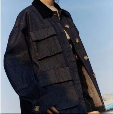 Un'abbigliamento in stile ragazzo per un look rilassato e confortevole.