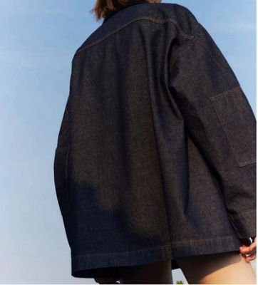 Un'abbigliamento in stile ragazzo per un look rilassato e confortevole.