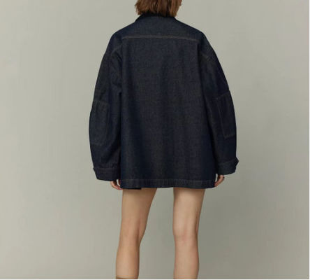 Un'abbigliamento in stile ragazzo per un look rilassato e confortevole.