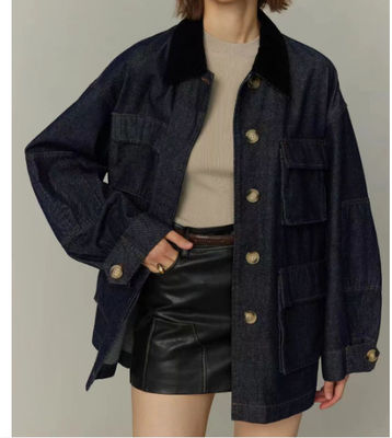 Un'abbigliamento in stile ragazzo per un look rilassato e confortevole.