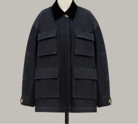 Un'abbigliamento in stile ragazzo per un look rilassato e confortevole.
