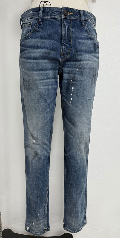 Lavaggio pesante e finitura finita di denim per una atmosfera nostalgica
