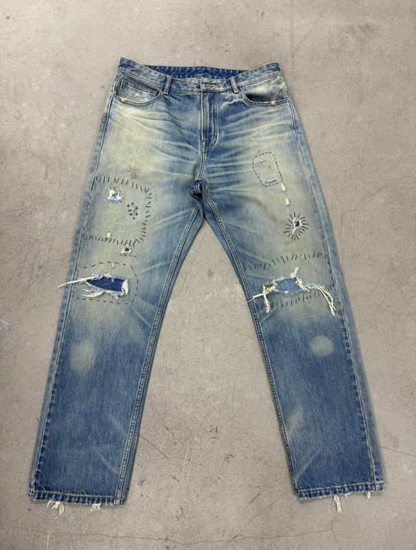 Bottom denim leggero lavato con pesante stress per un look vintage robusto