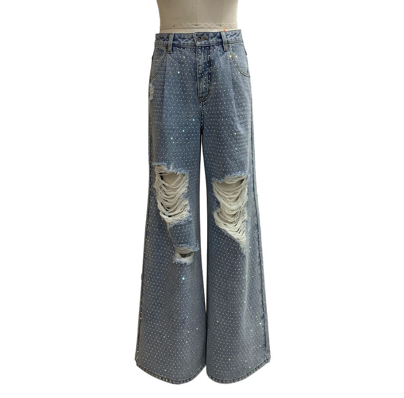 Bottom in denim con ornamenti in strass per un aspetto affascinante e accattivante